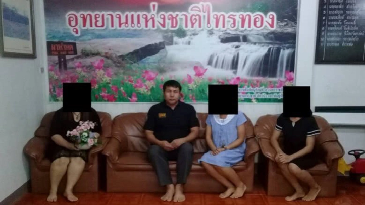 3 สาวขอโทษเหยียบทุ่งดอกกระเจียว 3 สาวขอโทษเหยียบทุ่งดอกกระเจียว