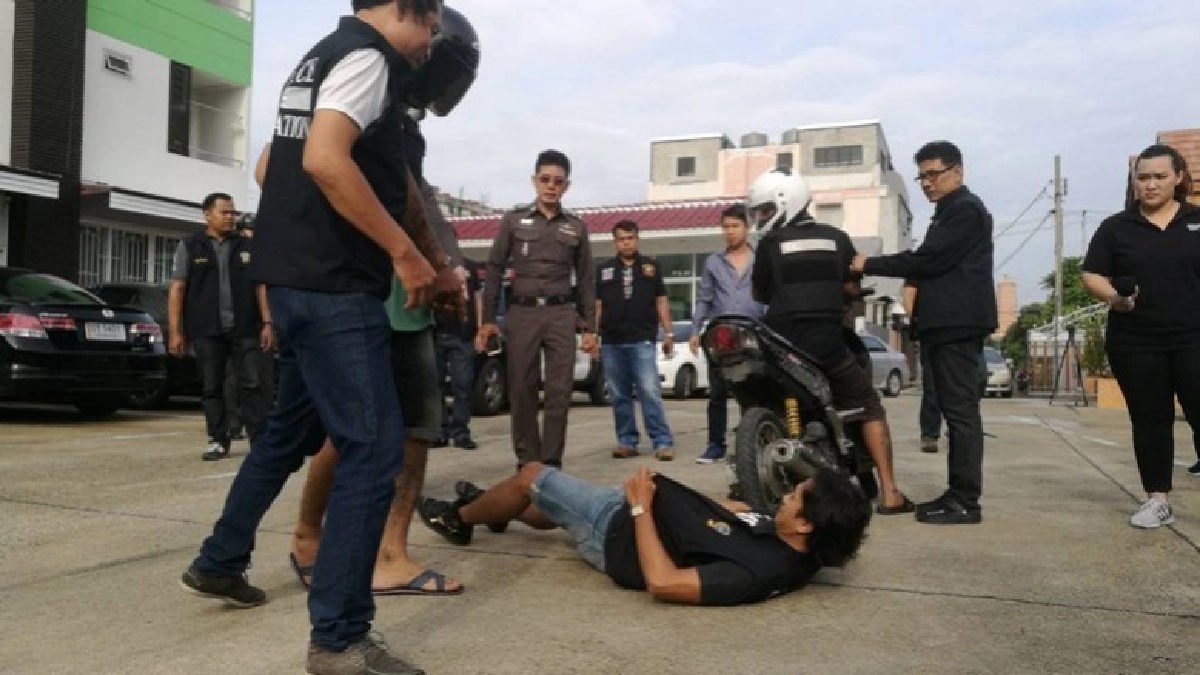 คุมตัวโจ๋รุมตืบ“ลุงขับรถกะป๊อ”ทำแผน7จุด คุมตัวโจ๋รุมตืบ“ลุงขับรถกะป๊อ”ทำแผน7จุด
