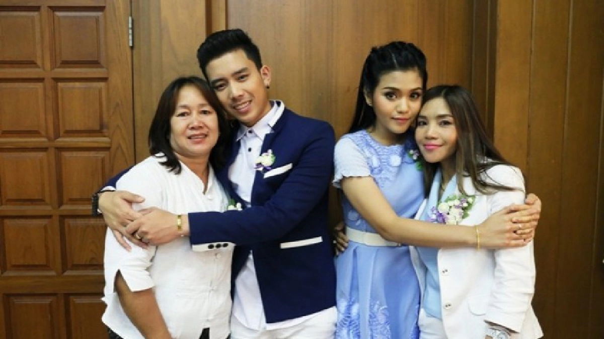 'เบิ้ล-ธัญญ่า' รับรางวัลลูกกตัญญูกตเวที 'เบิ้ล-ธัญญ่า' รับรางวัลลูกกตัญญูกตเวที