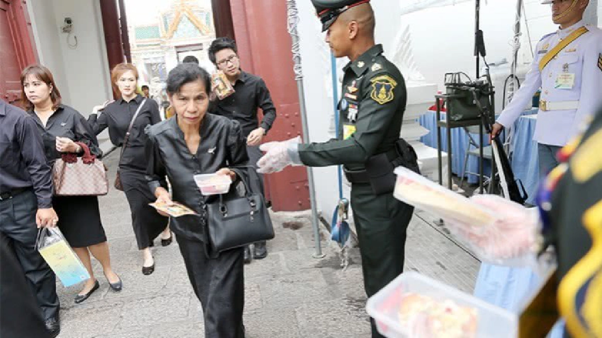 พระราชทานอาหารวันละ 3 มื้อที่ประตูสรีสุนทรทุกวัน