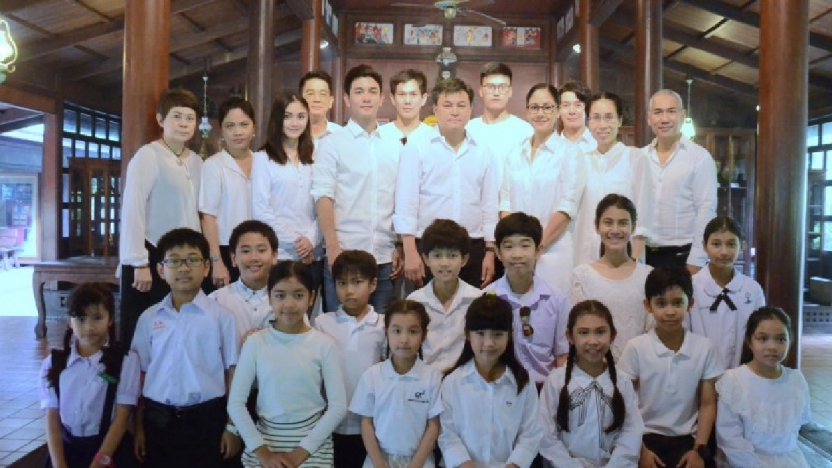 'สี่แผ่นดิน' บวงสรวงสักการะ “ม.ร.ว.คึกฤทธิ์” 'สี่แผ่นดิน' บวงสรวงสักการะ “ม.ร.ว.คึกฤทธิ์”