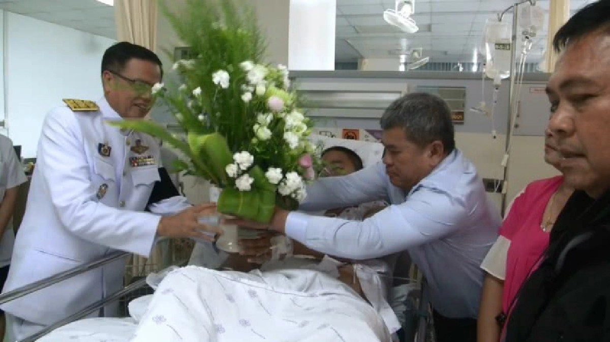 ร.10พระราชทานดอกไม้เยี่ยมทหารบาดเจ็บจากเหตุความรุนแรง ร.10พระราชทานดอกไม้เยี่ยมทหารบาดเจ็บจากเหตุความรุนแรง