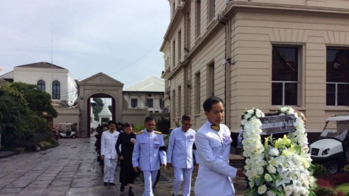 คณะเจ้าภาพฝ่าสายฝนรอบำเพ็ญกุศลพระบรมศพแต่เช้าตรู่