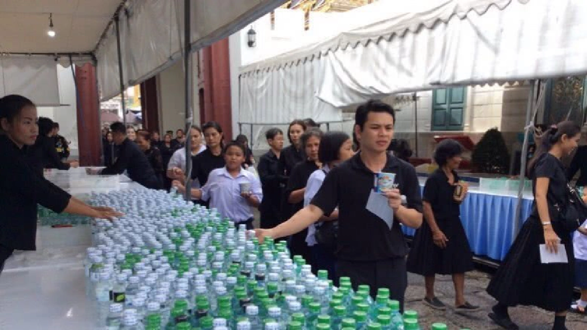 ร.10 ทรงห่วงใยพสกนิกร พระราชทานอาหาร น้ำดื่ม 4 มื้อ
