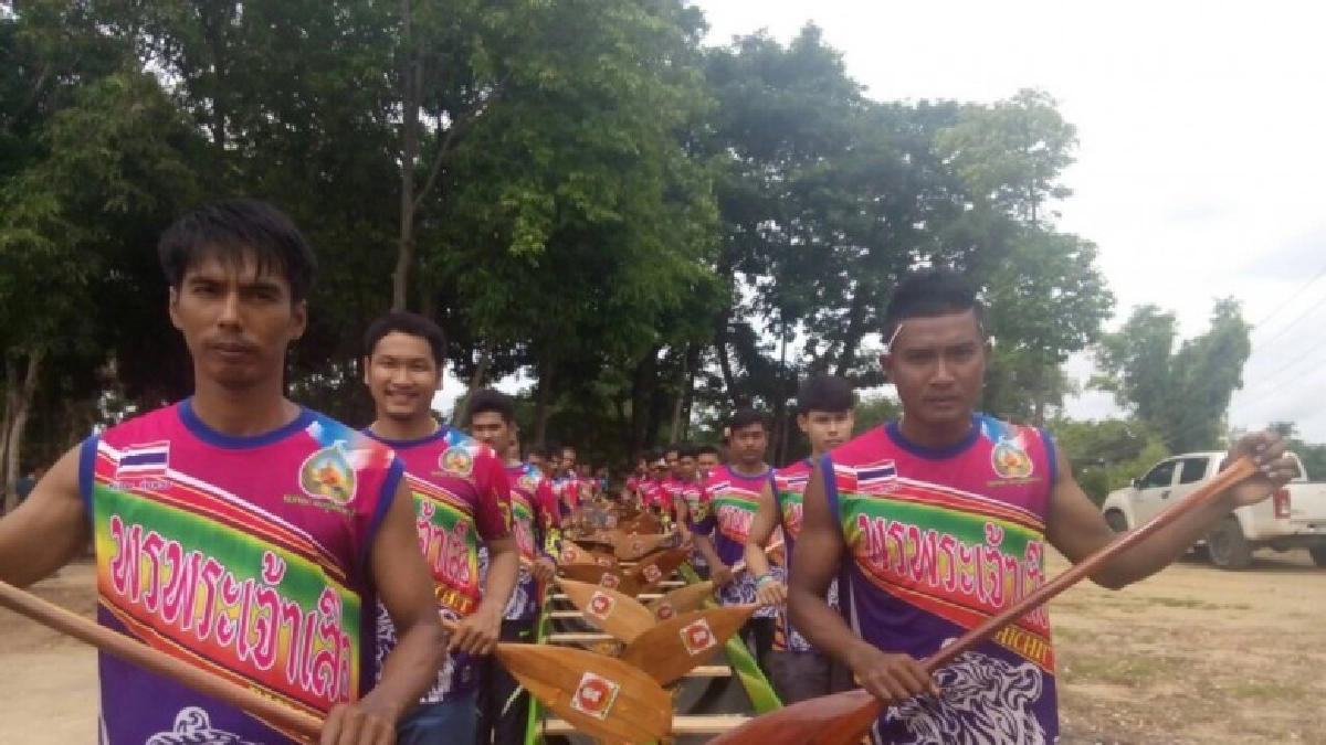 ชาวบ้านถวายเรือยาวเข้าพรรษา ปวารณาตน 'เมาไม่พาย'