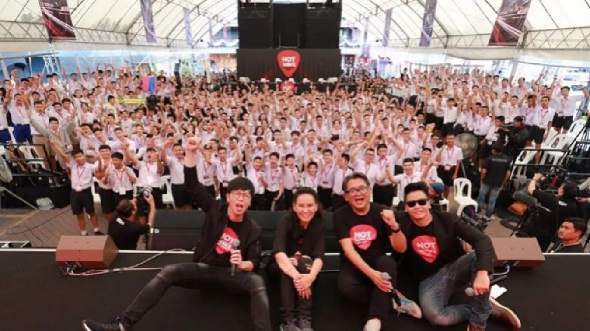 ‘ฮอตเวฟมิวสิก’ เผยโฉม 8 วงกระโปรงบานขาสั้น ‘ฮอตเวฟมิวสิก’ เผยโฉม 8 วงกระโปรงบานขาสั้น