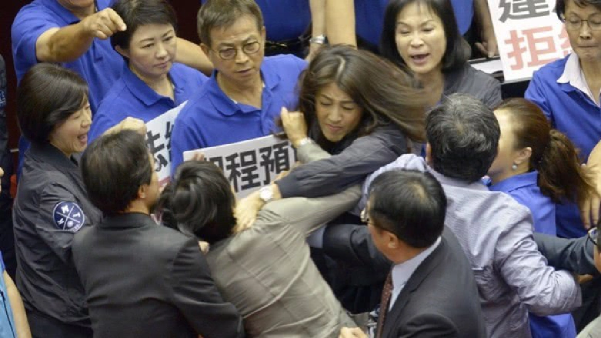 ท่านผู้มีเกียรติไต้หวันบู๊กลางสภาอีกแล้ว !! ท่านผู้มีเกียรติไต้หวันบู๊กลางสภาอีกแล้ว !!