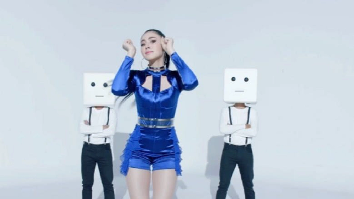 'ใหม่ ดาวิกา' ร้อง-เต้นยับในเพลง 'บล็อคละค่ะ' 'ใหม่ ดาวิกา' ร้อง-เต้นยับในเพลง 'บล็อคละค่ะ'
