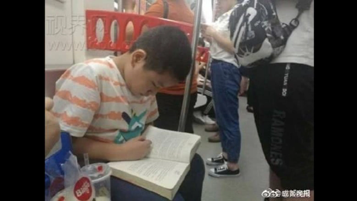 ด.ช.อ่านหนังสือ !! ท่ามกลางผู้ใหญ่เล่นโทรศัพท์ ด.ช.อ่านหนังสือ !! ท่ามกลางผู้ใหญ่เล่นโทรศัพท์