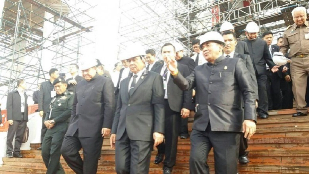 "นายกฯ"ตรวจความพร้อมพระเมรุมาศ "นายกฯ"ตรวจความพร้อมพระเมรุมาศ