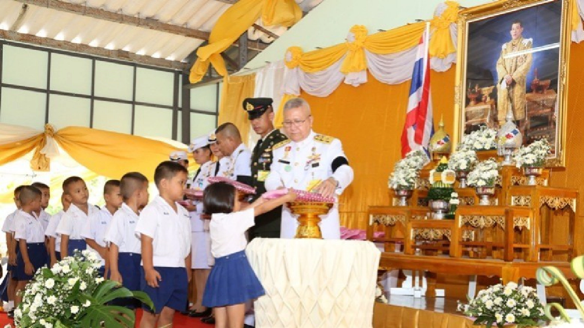 สมเด็จพระเจ้าอยู่หัวพระราชทานอุปกรณ์การเรียนในถิ่นกันดาร
