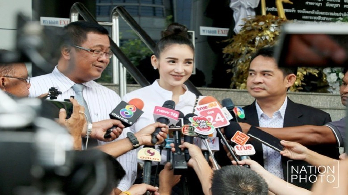 “แพท-ณปภา”รายงานตัวยิ้มสู้หวังครอบครัวพร้อมหน้า “แพท-ณปภา”รายงานตัวยิ้มสู้หวังครอบครัวพร้อมหน้า