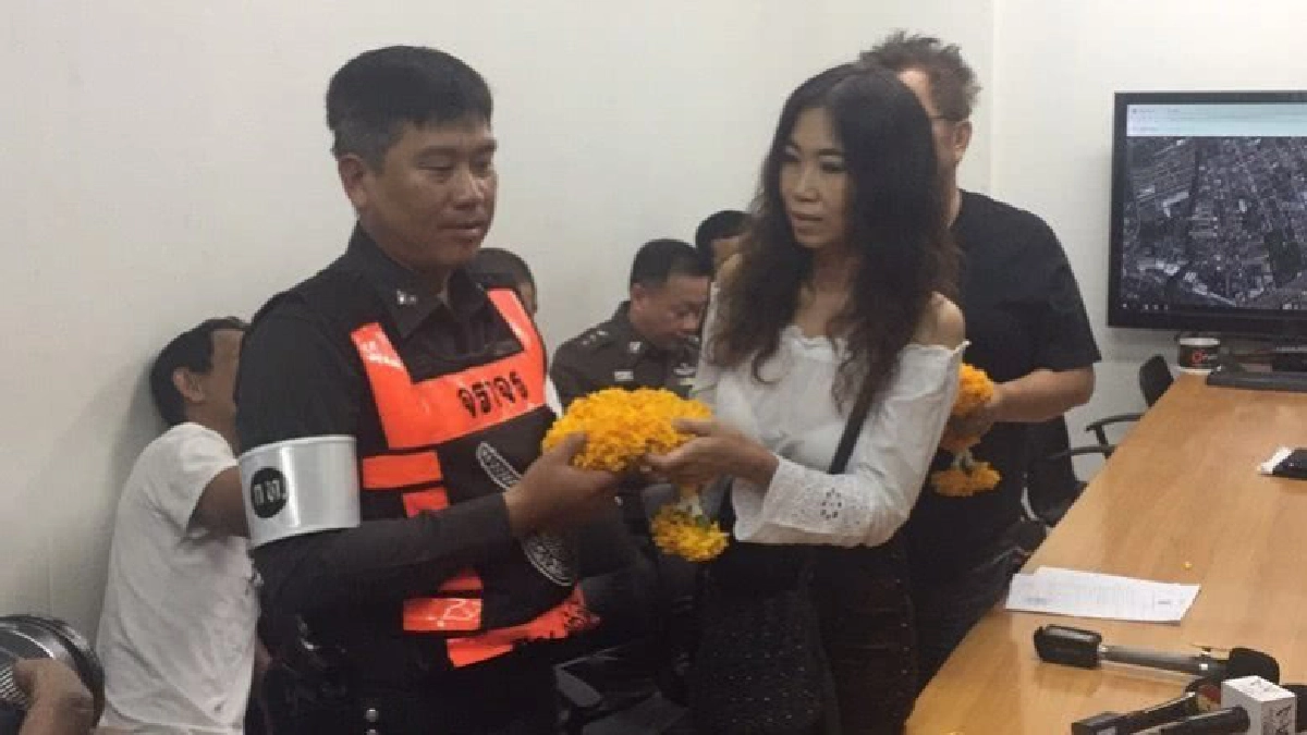 เจ้าของเบนซ์ขับรถลากตร.สน.ท่าข้ามเข้ามอบตัว-ขอขมา