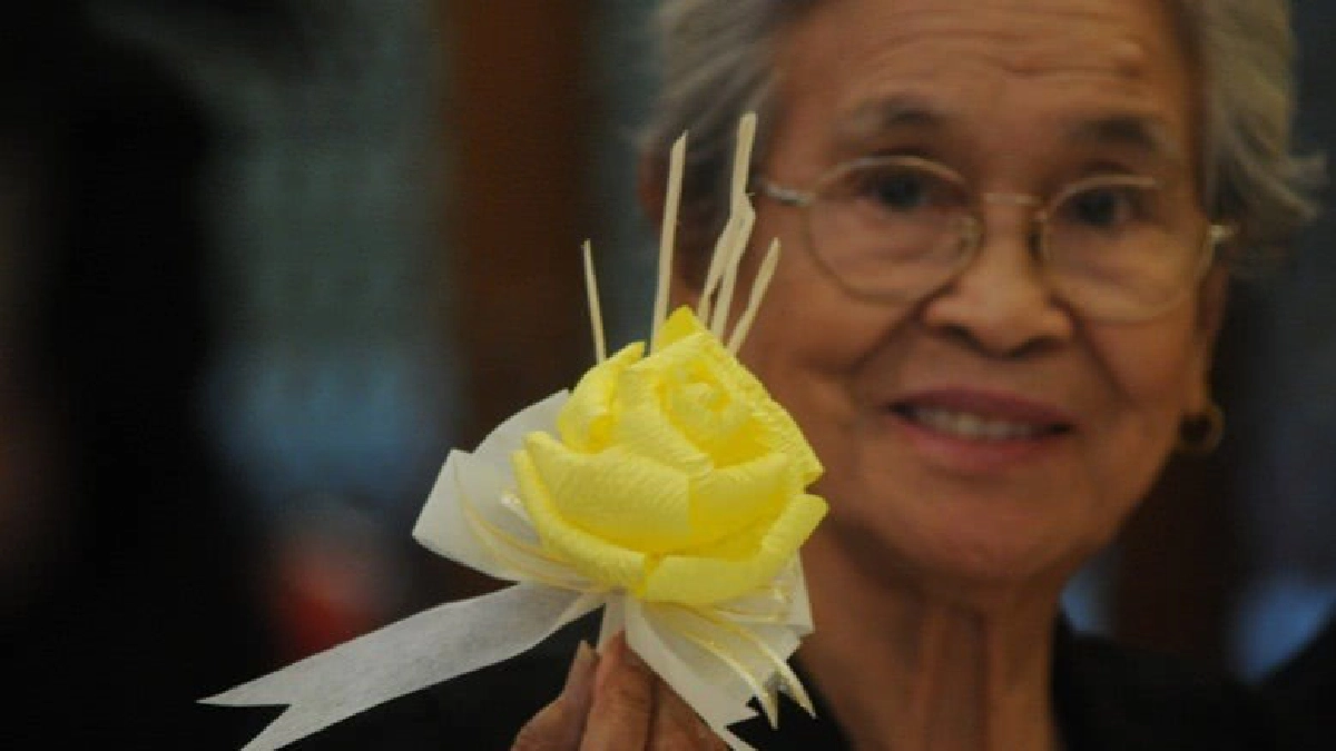 พลังประชาชนประดิษฐ์ดอกไม้จันทน์ถวายพระบรมศพ ร. 9 นับแสน พลังประชาชนประดิษฐ์ดอกไม้จันทน์ถวายพระบรมศพ ร. 9 นับแสน