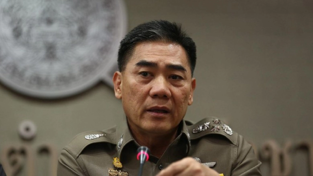 ผบ.ตร.คุมผู้ต้องสงสัยฆ่ายกครัว 8 ศพ ไปยังจุดเกิดเหตุ ผบ.ตร.คุมผู้ต้องสงสัยฆ่ายกครัว 8 ศพ ไปยังจุดเกิดเหตุ