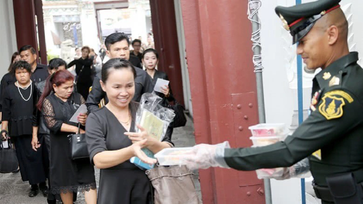 ประชาชนปลื้มปีติมากราบพระบรมศพมีอาหารพระราชทานคอยดูแล ประชาชนปลื้มปีติมากราบพระบรมศพมีอาหารพระราชทานคอยดูแล