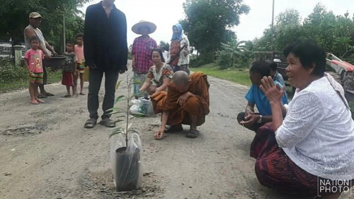 นิมนต์พระเจิมถนนพัง 5 ปี ไม่มีใครเหลียวแล นิมนต์พระเจิมถนนพัง 5 ปี ไม่มีใครเหลียวแล