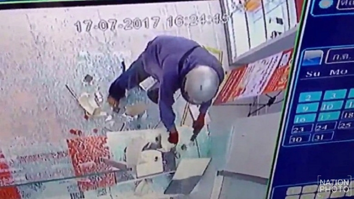 อุกอาจ! ควงปืนบุกปล้นโรงรับจำนำ