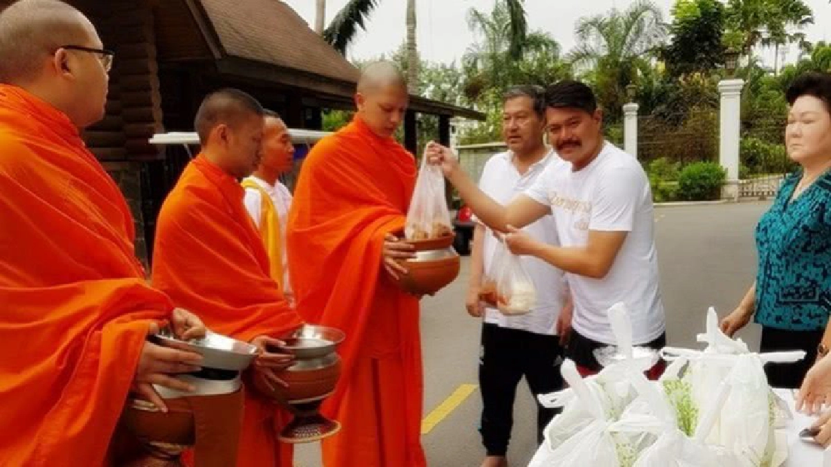 "วัน อยู่บำรุง" อิ่มบุญใส่บาตรพระลูกชาย