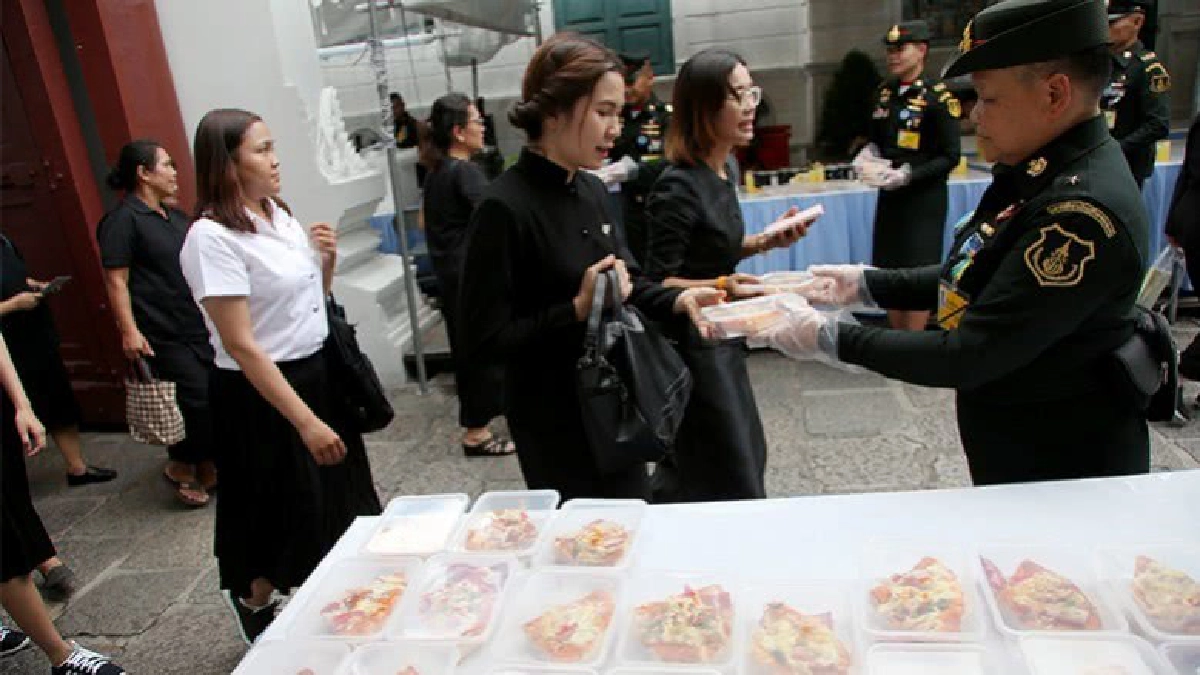 ประชาชนปลาบปลื้มอาหารพระราชทาน ประชาชนปลาบปลื้มอาหารพระราชทาน
