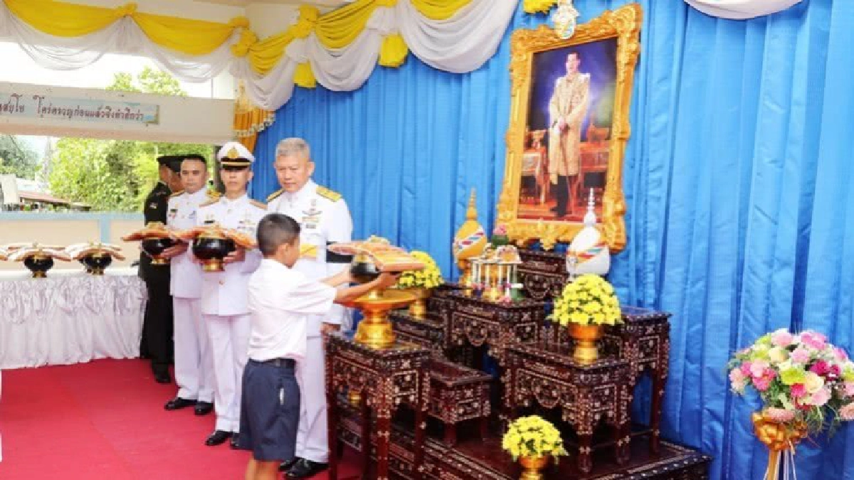 ร.10  พระราชทานผ้าไตรและเครื่องอัฐบริขาร 