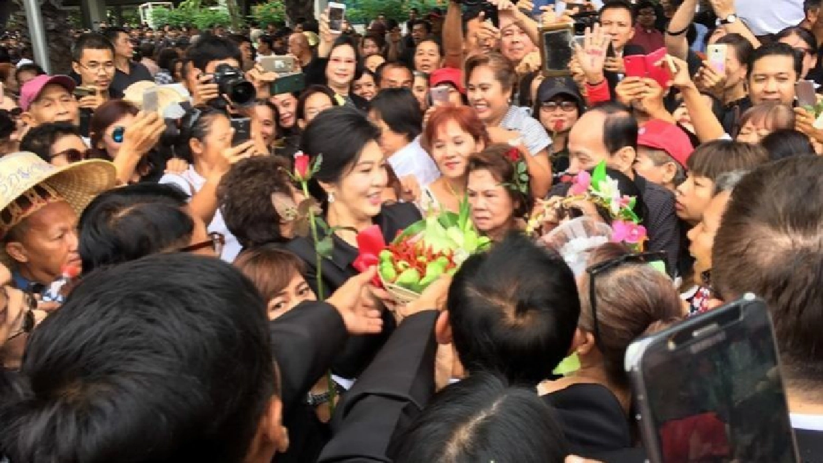 มวลชนแห่ให้กำลังใจ “ยิ่งลักษณ์”' หน้าศาล มวลชนแห่ให้กำลังใจ “ยิ่งลักษณ์”' หน้าศาล