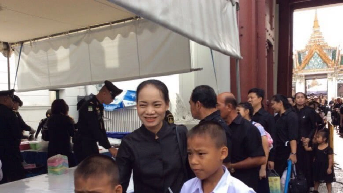 อาหารพระราชทาน แจกจ่ายพสกนิกรวันละ 4 มื้อ