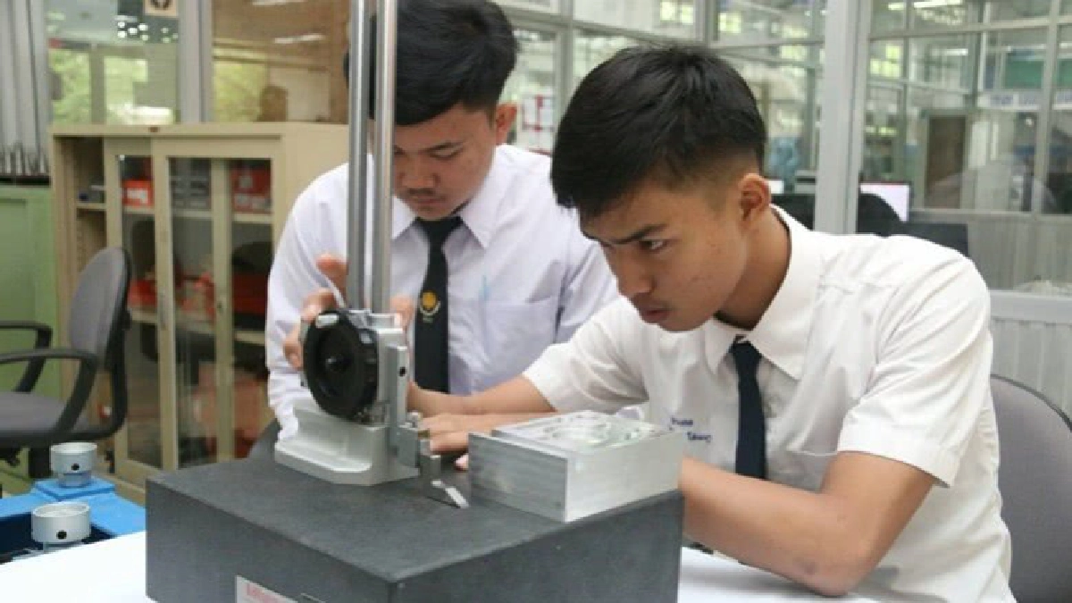 เยาวชน15 ปี คว้าเหรียญทอง แข่งขันฝีมือฯ สีรถยนต์ที่อุบล