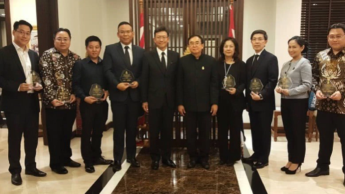 มอบโล่ส่งเสริมความสัมพันธ์ไทย-อินโดนีเซีย มอบโล่ส่งเสริมความสัมพันธ์ไทย-อินโดนีเซีย