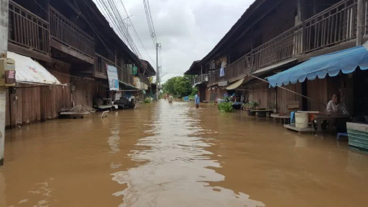 ยังไม่ลด!! น้ำป่า ท่วมขัง"ชุมชนสวนโพธิ์" พิจิตร สูงเกินเมตร 