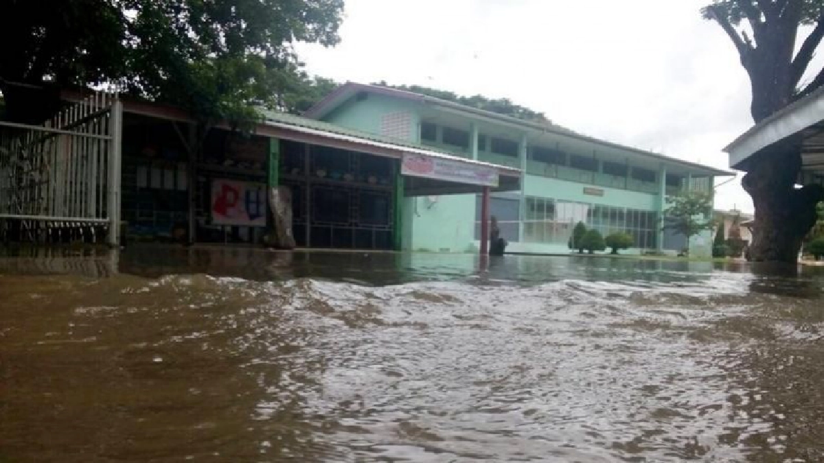 น้ำท่วมทับคล้อต้องปิดโรงเรียนชั่วคราว น้ำท่วมทับคล้อต้องปิดโรงเรียนชั่วคราว