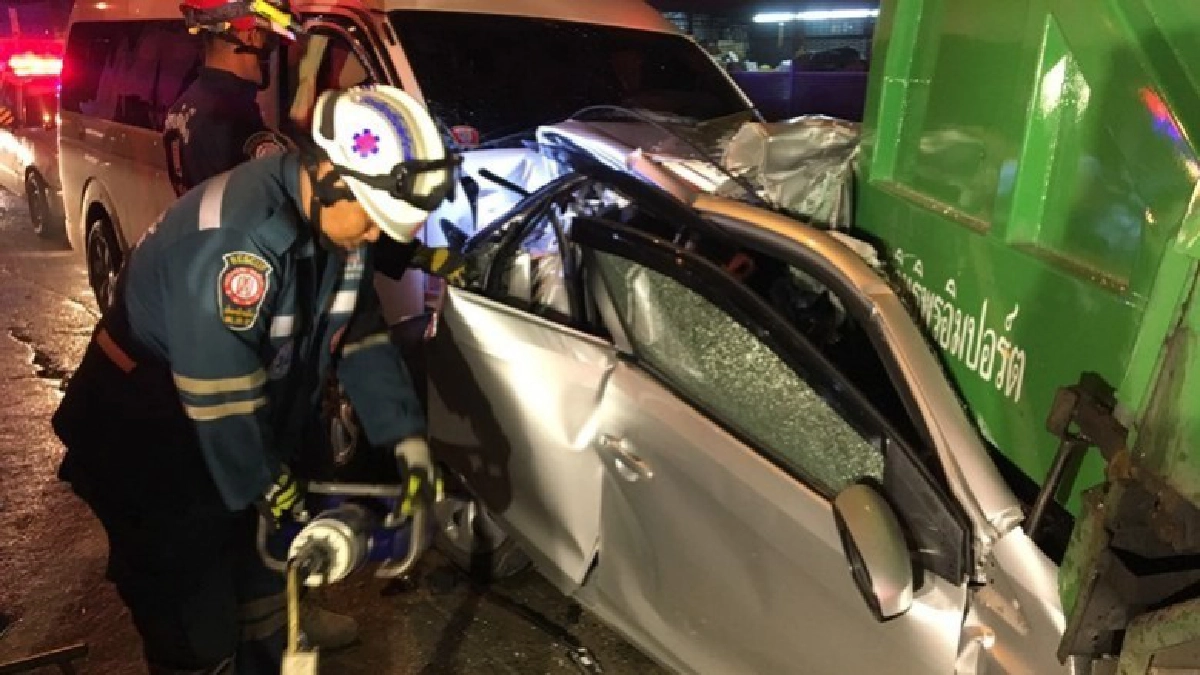 คนขับรถตู้หลับในชนท้ายเก๋งอัดก๊อปปี้รถเก็บขยะดับ1ราย คนขับรถตู้หลับในชนท้ายเก๋งอัดก๊อปปี้รถเก็บขยะดับ1ราย