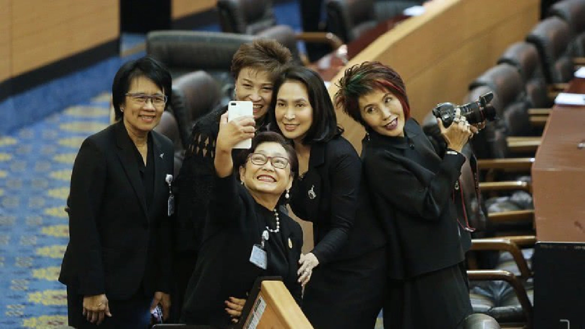 สปท. เซลฟี่ ประชุมนัดสุดท้าย...!!