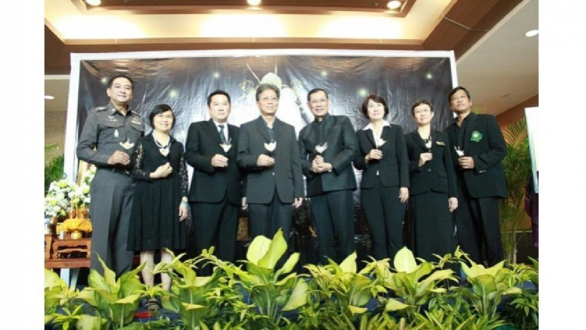 “ดอกไม้จันทน์ ทำจากใจ ถวายพ่อหลวง” “ดอกไม้จันทน์ ทำจากใจ ถวายพ่อหลวง”