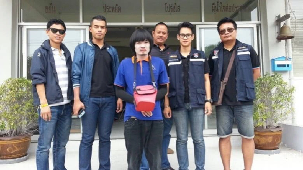 รวบหนุ่มหนีคดีทาหน้าขาววอกตบตาตร. รวบหนุ่มหนีคดีทาหน้าขาววอกตบตาตร.
