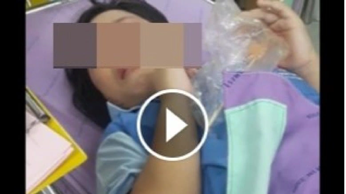 สุดทน!! ไม้ลูกชิ้นเสียบมือหลาน รอ2ชม.หมอไม่มา!!