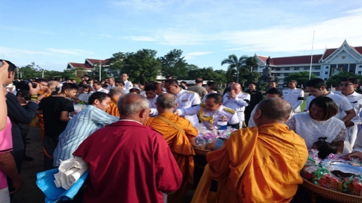 พสกนิกรทั่วประเทศทำบุญตักบาตรถวายพระพร 'ในหลวง ร10'