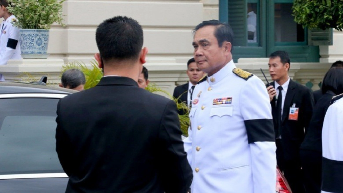 นายกรัฐมนตรีและบุคคลสำคัญลงนามถวายพระพร นายกรัฐมนตรีและบุคคลสำคัญลงนามถวายพระพร