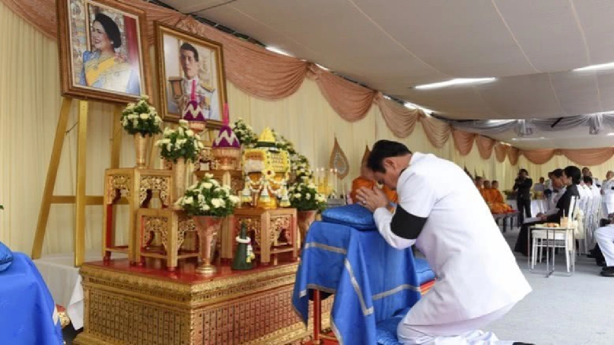 องคมนตรีนำครม.ทำบุญตักบาตรถวายเป็นพระราชกุศล 'ในหลวงร10' องคมนตรีนำครม.ทำบุญตักบาตรถวายเป็นพระราชกุศล 'ในหลวงร10'