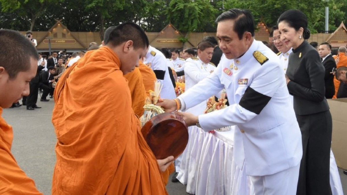 "นายกฯ" ชม จนท.จัดพิธีเจริญพระพุทธมนต์ถวาย "ในหลวง ร.10" "นายกฯ" ชม จนท.จัดพิธีเจริญพระพุทธมนต์ถวาย "ในหลวง ร.10"