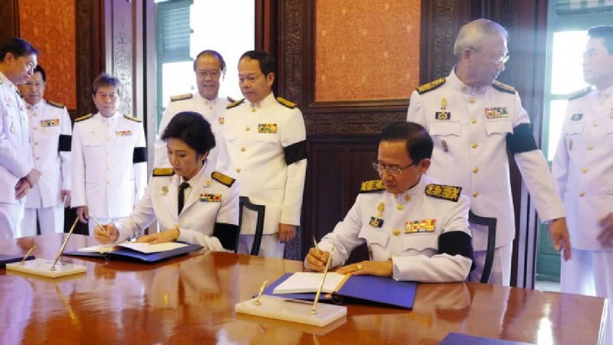 "ยิ่งลักษณ์-สมชาย"- คณะเพื่อไทย ลงนามถวายพระพร รัชกาลที่ 10