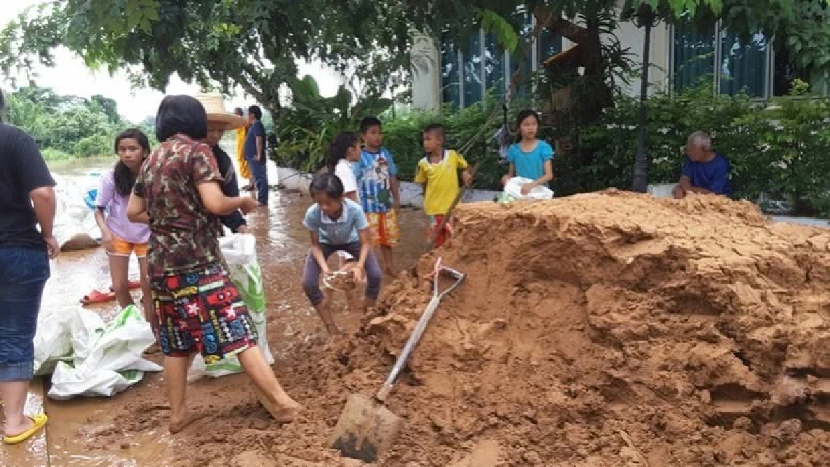 เร่งทำกระสอบทรายหวั่นน้ำทะลักกุฏิพระ