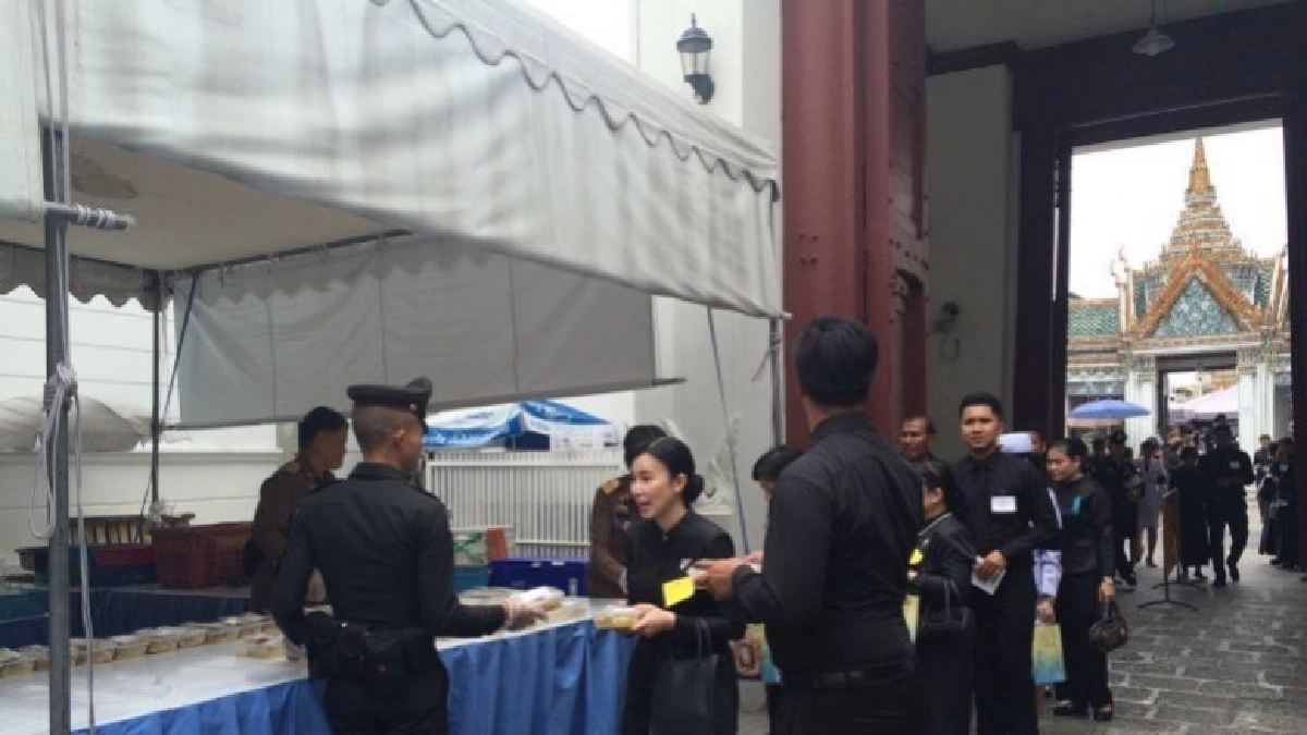 อาหารและน้ำดื่มพระราชทานพสกนิกรวันละ 4 รอบ อาหารและน้ำดื่มพระราชทานพสกนิกรวันละ 4 รอบ