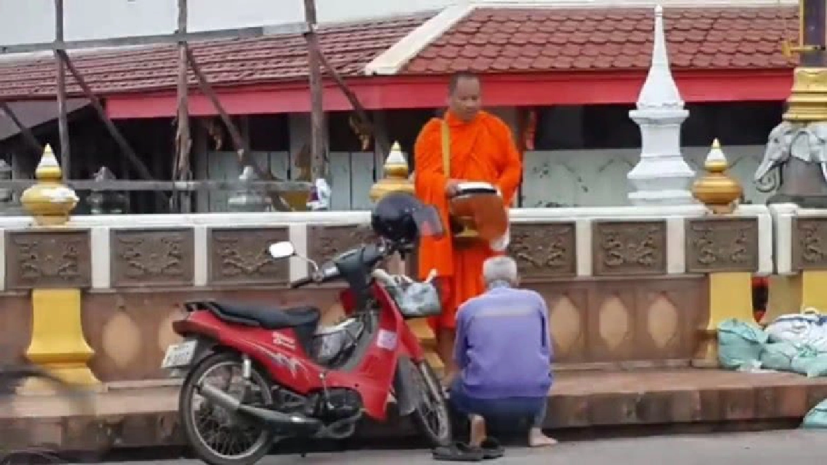 แม่น้ำยมลดระดับ-ปชช.ออกมาตักบาตร แม่น้ำยมลดระดับ-ปชช.ออกมาตักบาตร