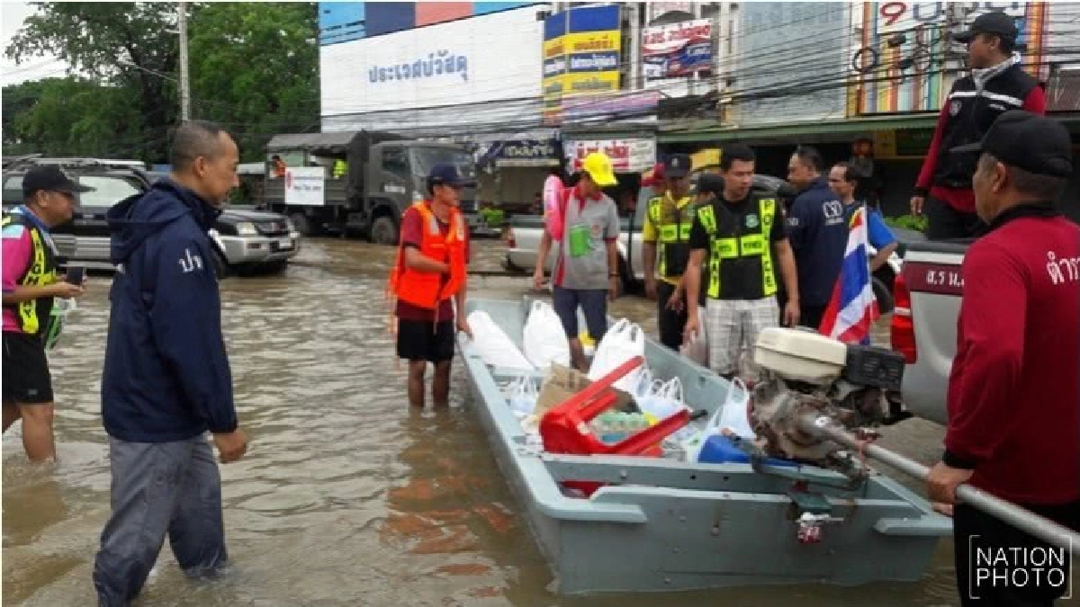 'ตำรวจน้ำ-คอมมาโด' ช่วยน้ำท่วมสกลนคร 'ตำรวจน้ำ-คอมมาโด' ช่วยน้ำท่วมสกลนคร