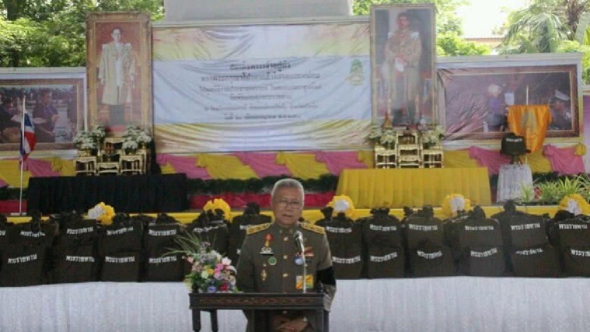 ในหลวงพระราชทานถุงยังชีพผู้ประสบอุทกภัย สุโขทัย-สกลนคร ในหลวงพระราชทานถุงยังชีพผู้ประสบอุทกภัย สุโขทัย-สกลนคร