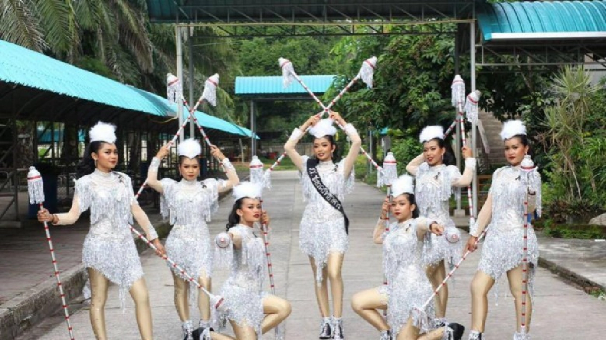 (คลิป)ดูเป็นล้านวิวโชว์สุดเจ๋ง"ดรัมเมเยอร์"ผู้สาวขาเลาะ 