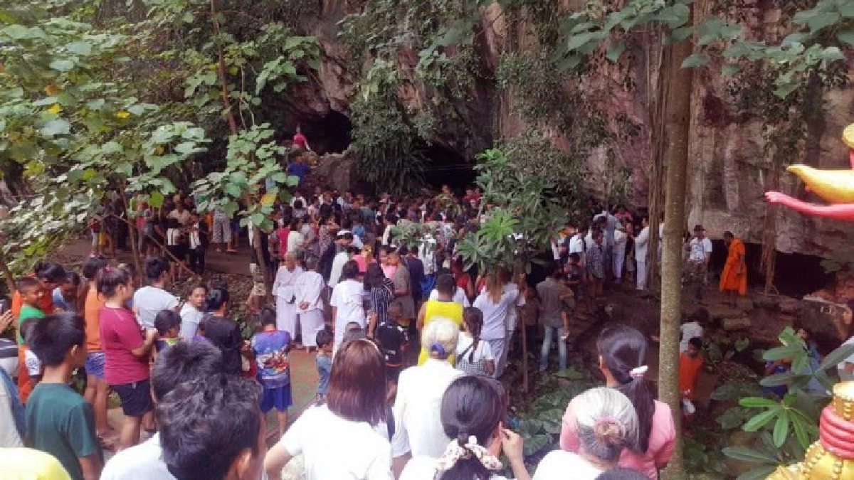 แห่ร่วมพิธีอัญเชิญพญานาค สถิตเหนือถ้ำทะเล!! แห่ร่วมพิธีอัญเชิญพญานาค สถิตเหนือถ้ำทะเล!!