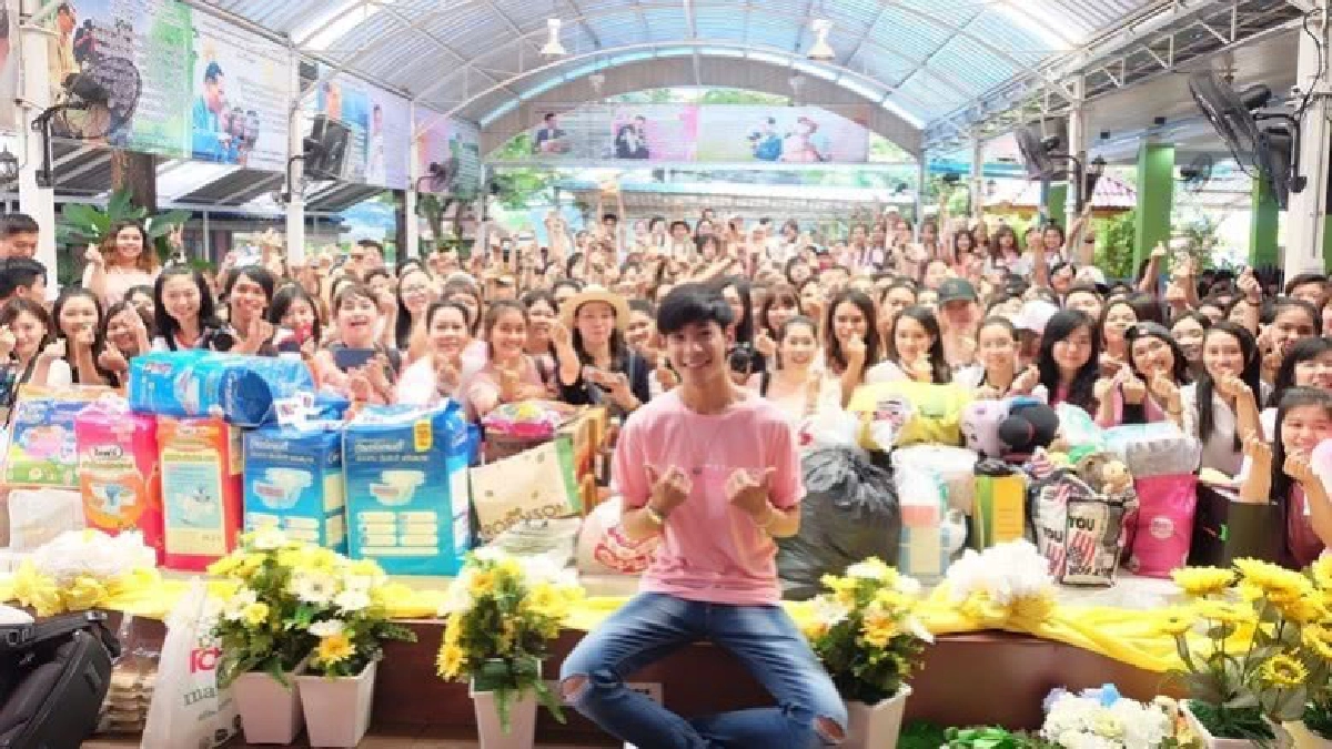 'สิงโต' พร้อมแฟนคลับทำบุญวันเกิดที่บ้านราชาวดี (คลิป) 'สิงโต' พร้อมแฟนคลับทำบุญวันเกิดที่บ้านราชาวดี (คลิป)