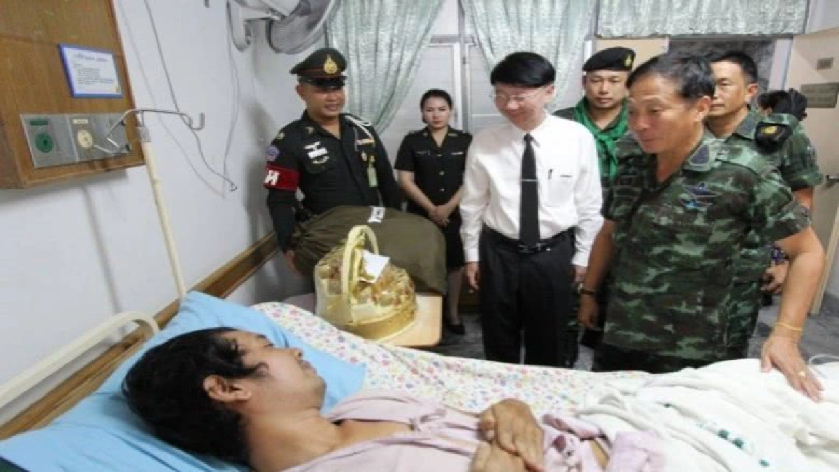 แม่ทัพภาคที่4 นำถุงพระราชทาน มอบให้ชาวบ้านถูกทหารยิงบาดเจ็บ